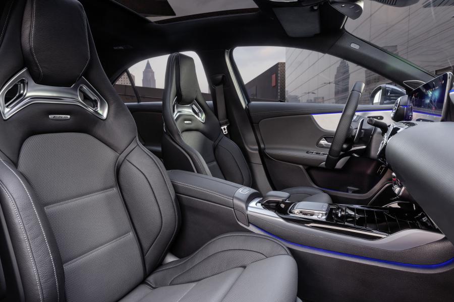 Интерьер Mercedes-AMG A35 4Matic Sedan (V177) 2019 года  (WW) (фото 14 из 25)